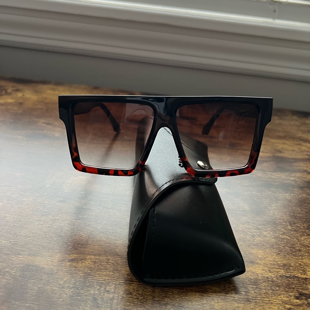 Black/tortoise sunglasses